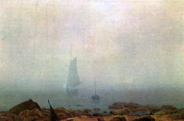 Meeresstrand im Nebel